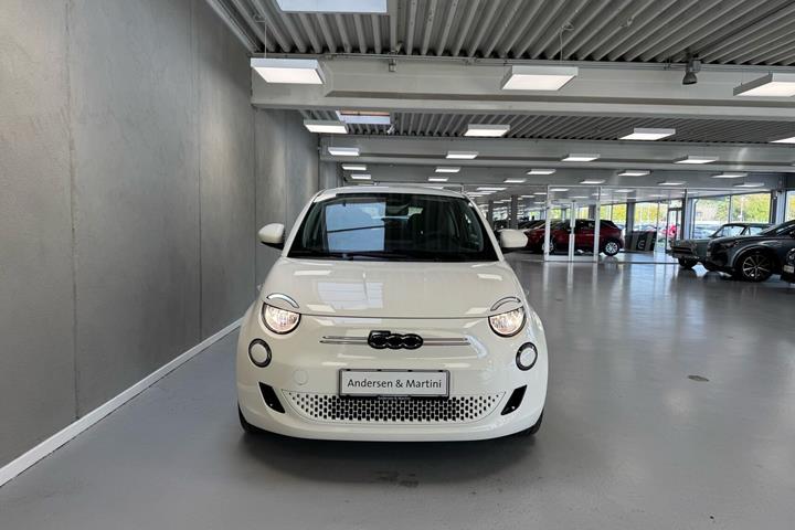 Hvid Fiat 500e fra 2023