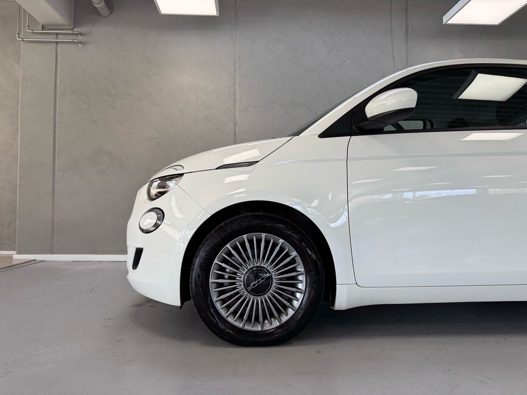 Hvid Fiat 500e fra 2023