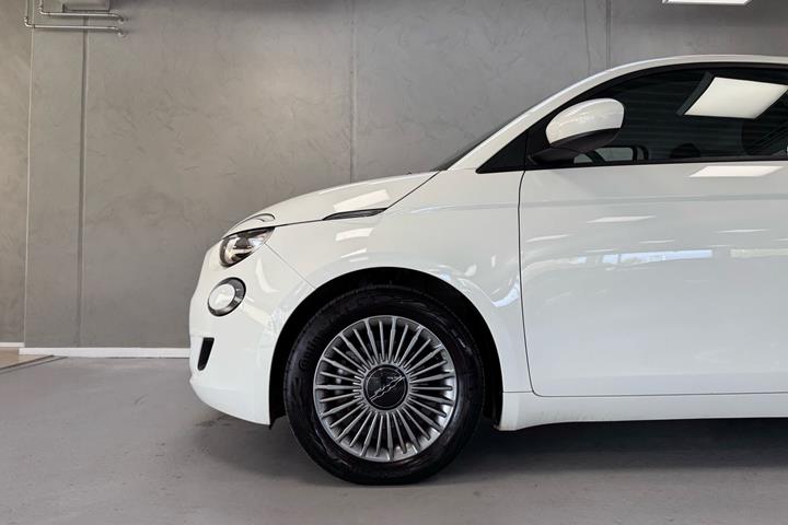 Hvid Fiat 500e fra 2023