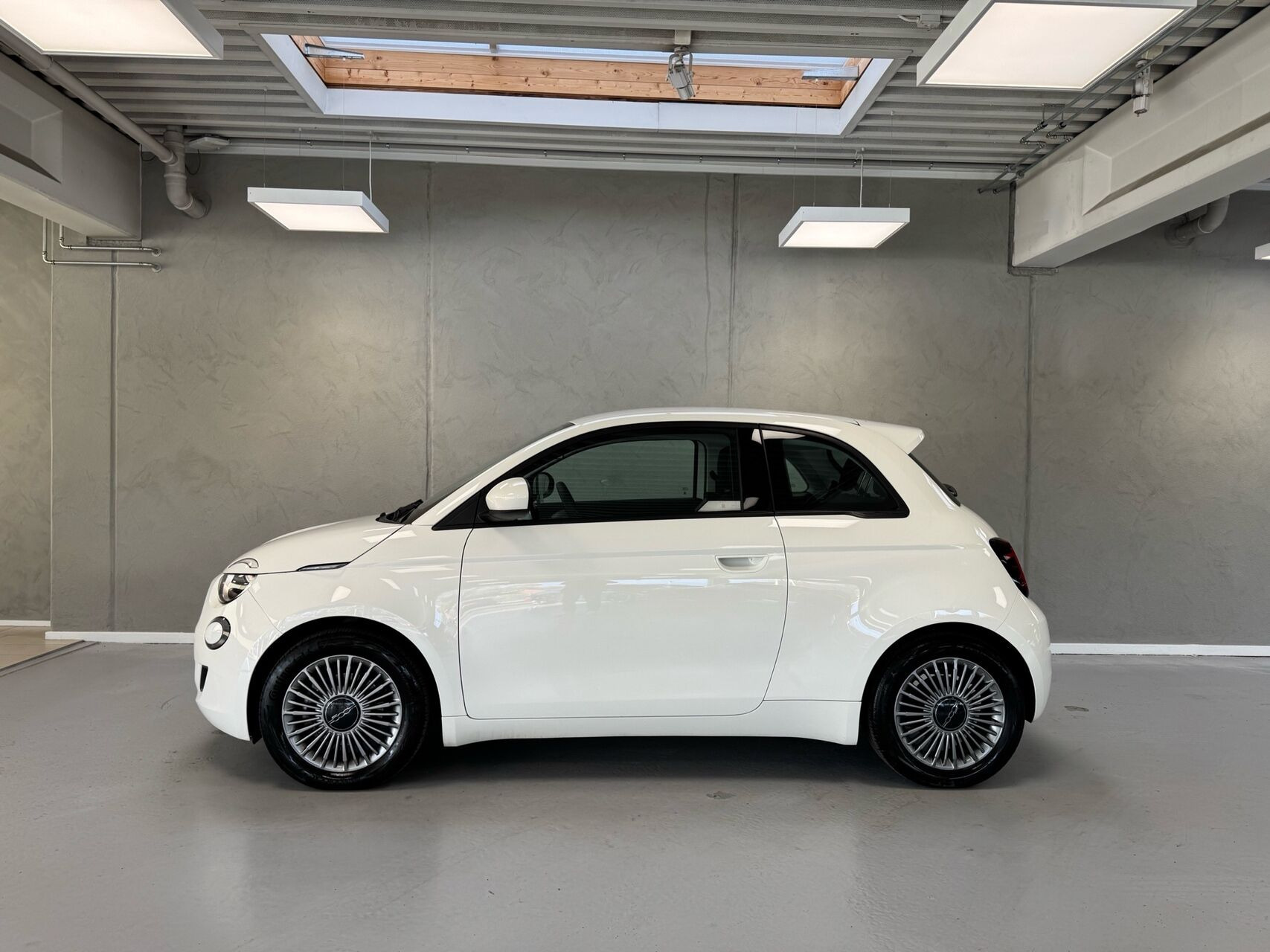 Hvid Fiat 500e fra 2023
