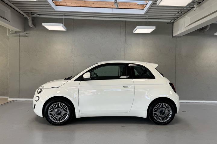 Hvid Fiat 500e fra 2023