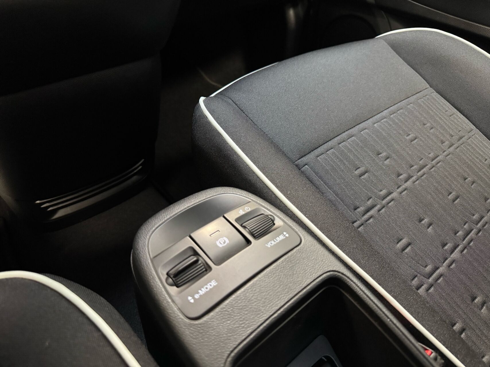 Hvid Fiat 500e fra 2023