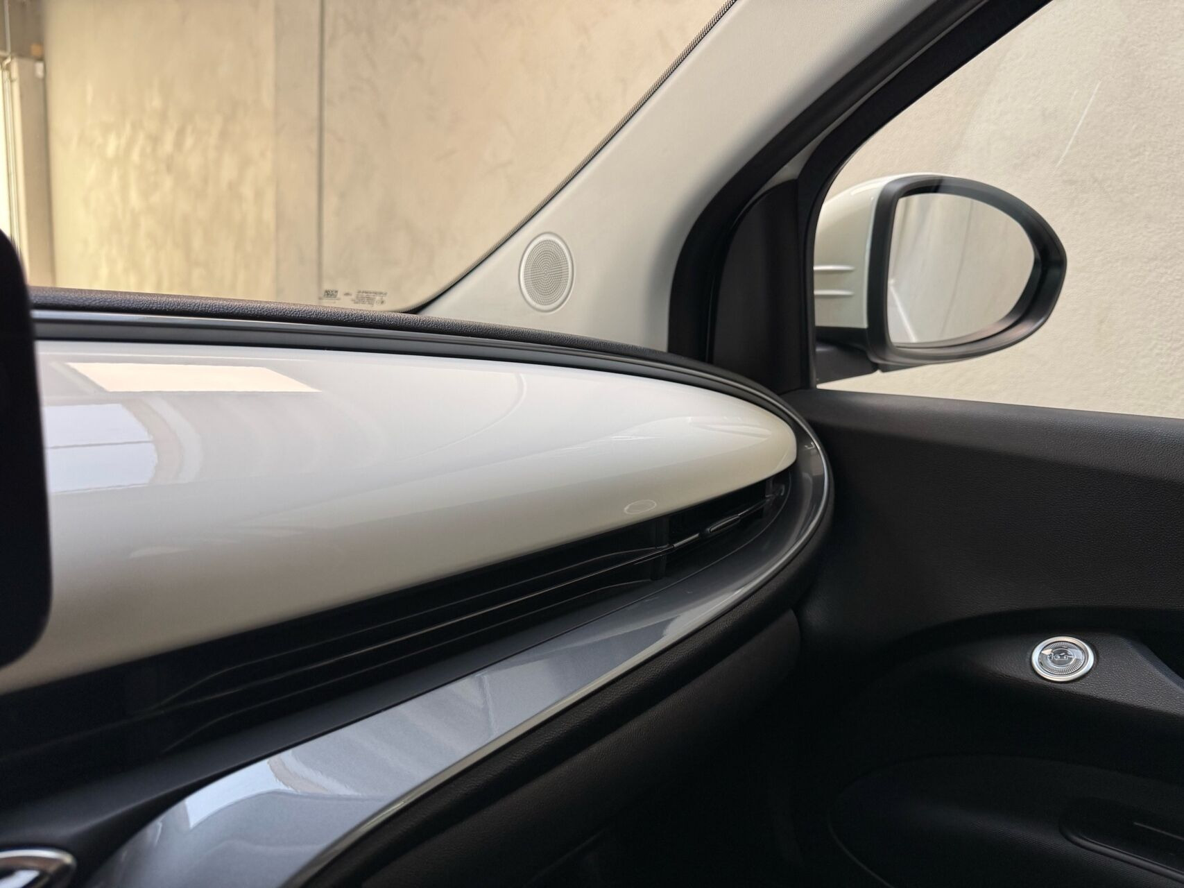 Hvid Fiat 500e fra 2023