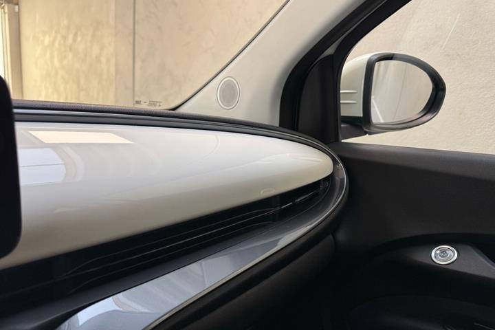 Hvid Fiat 500e fra 2023