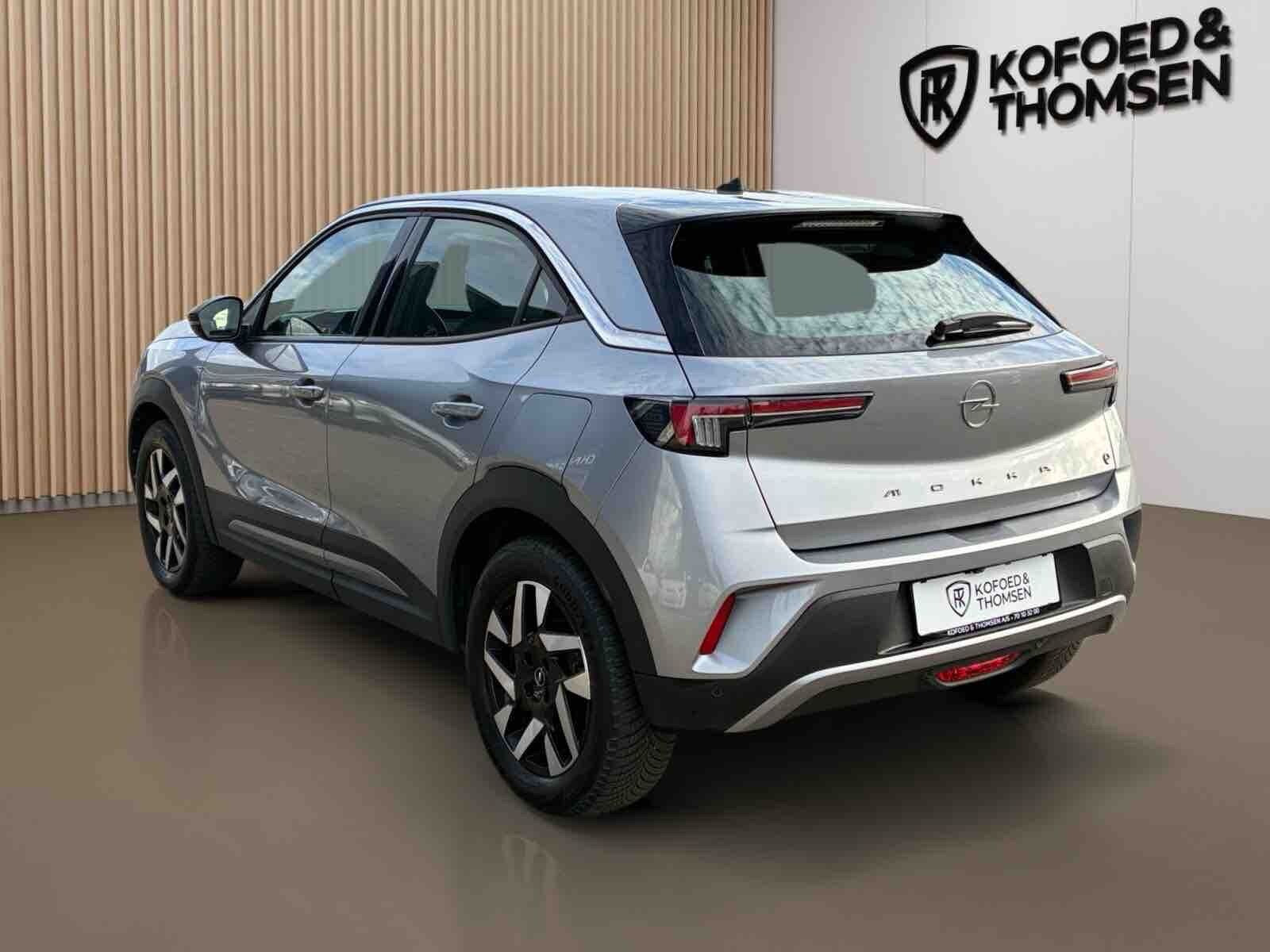 Grå Opel Mokka-e fra 2024