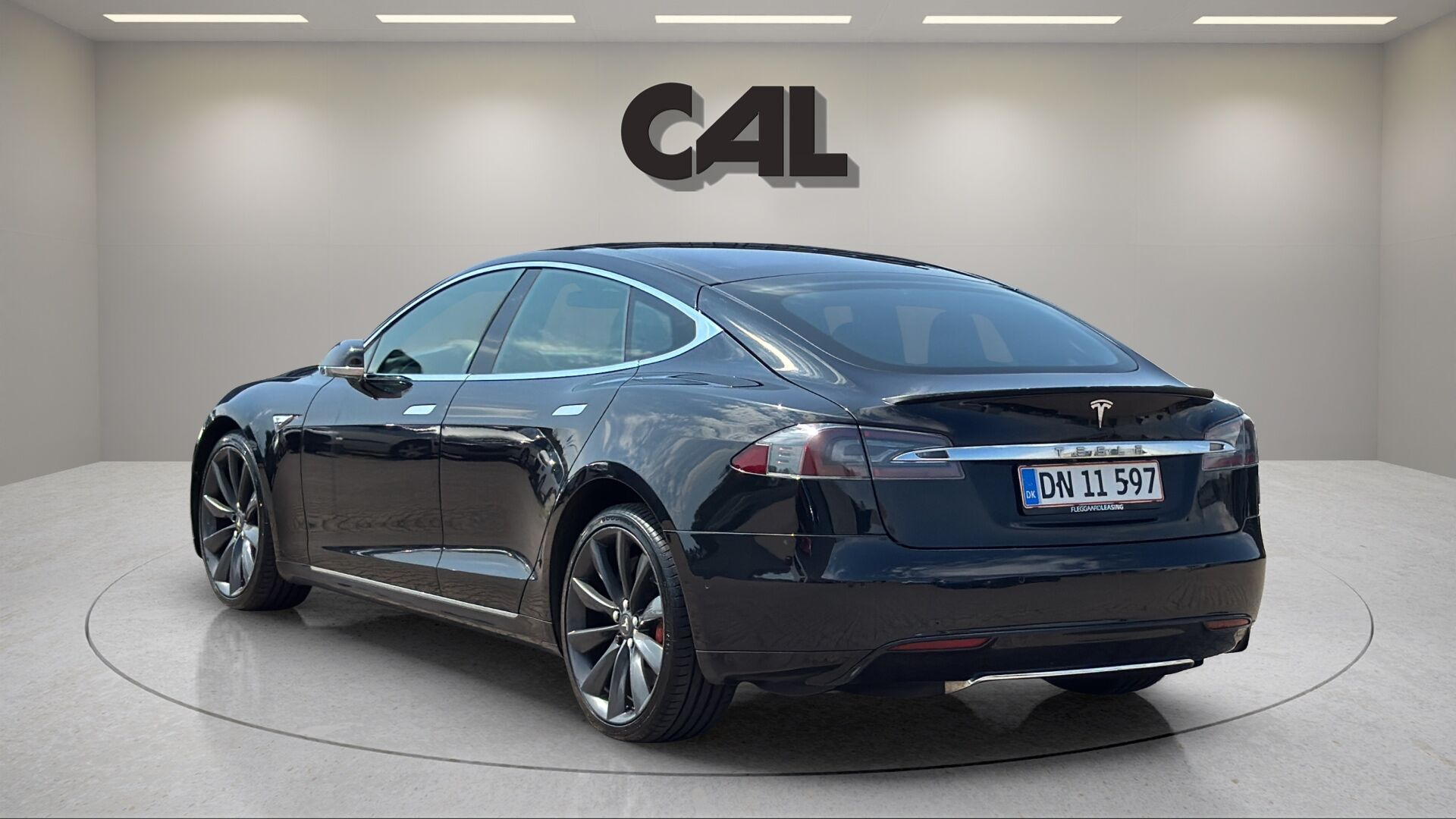 Sort Tesla Model S fra 2015