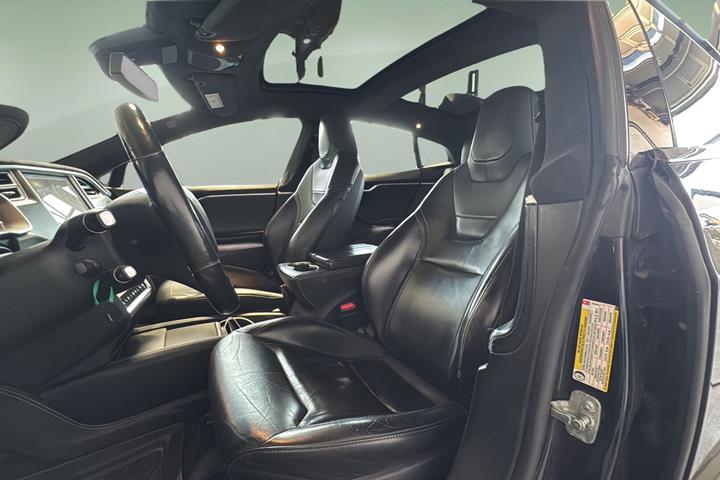 Sort Tesla Model S fra 2015