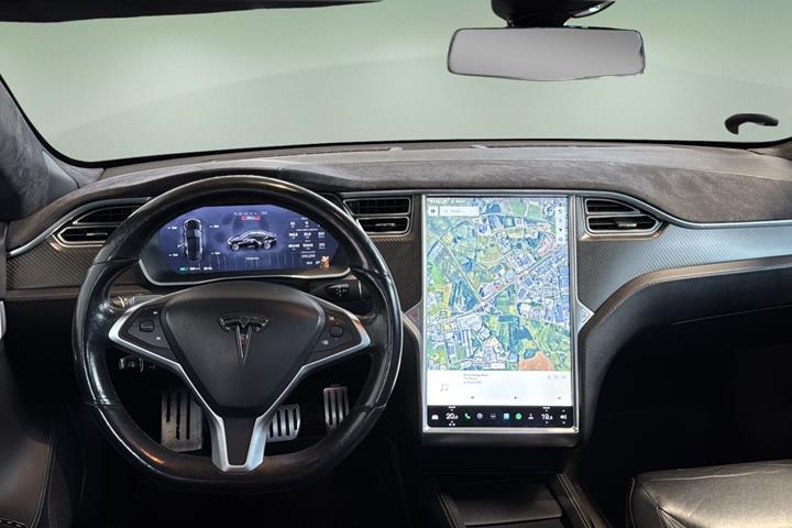 Sort Tesla Model S fra 2015