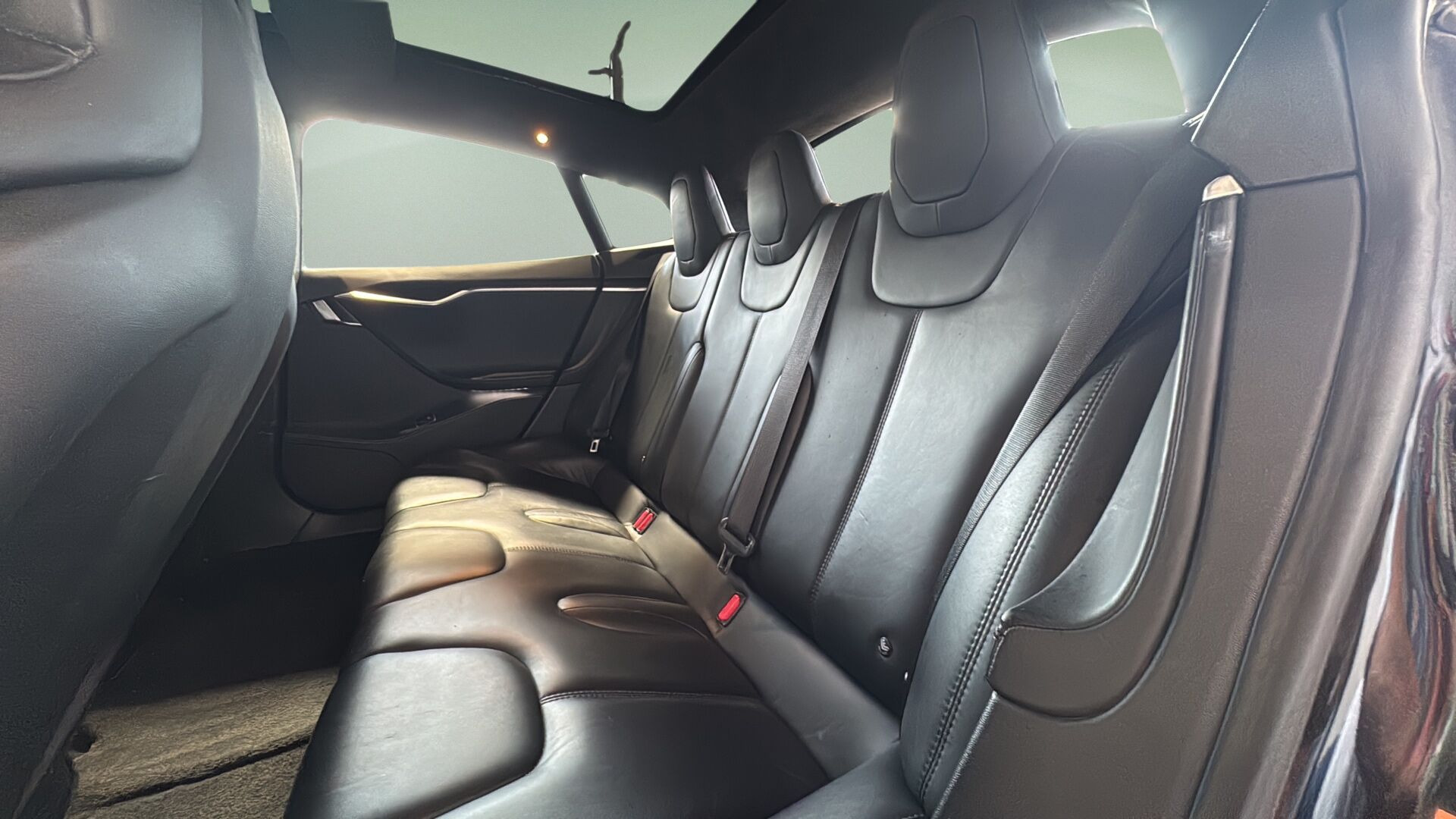 Sort Tesla Model S fra 2015