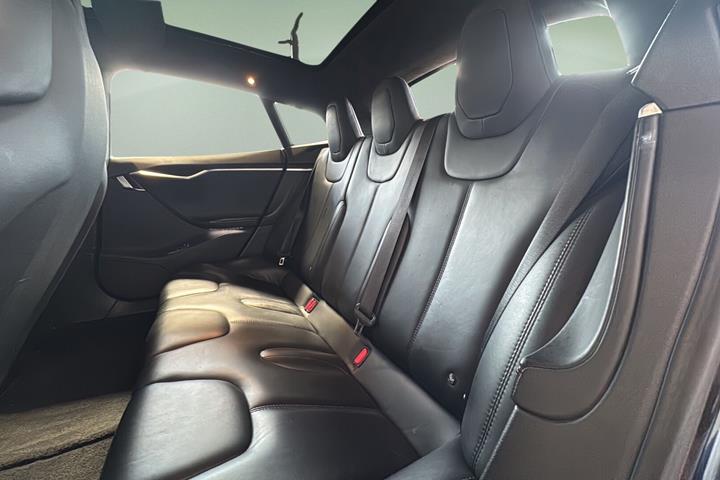 Sort Tesla Model S fra 2015