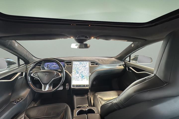 Sort Tesla Model S fra 2015