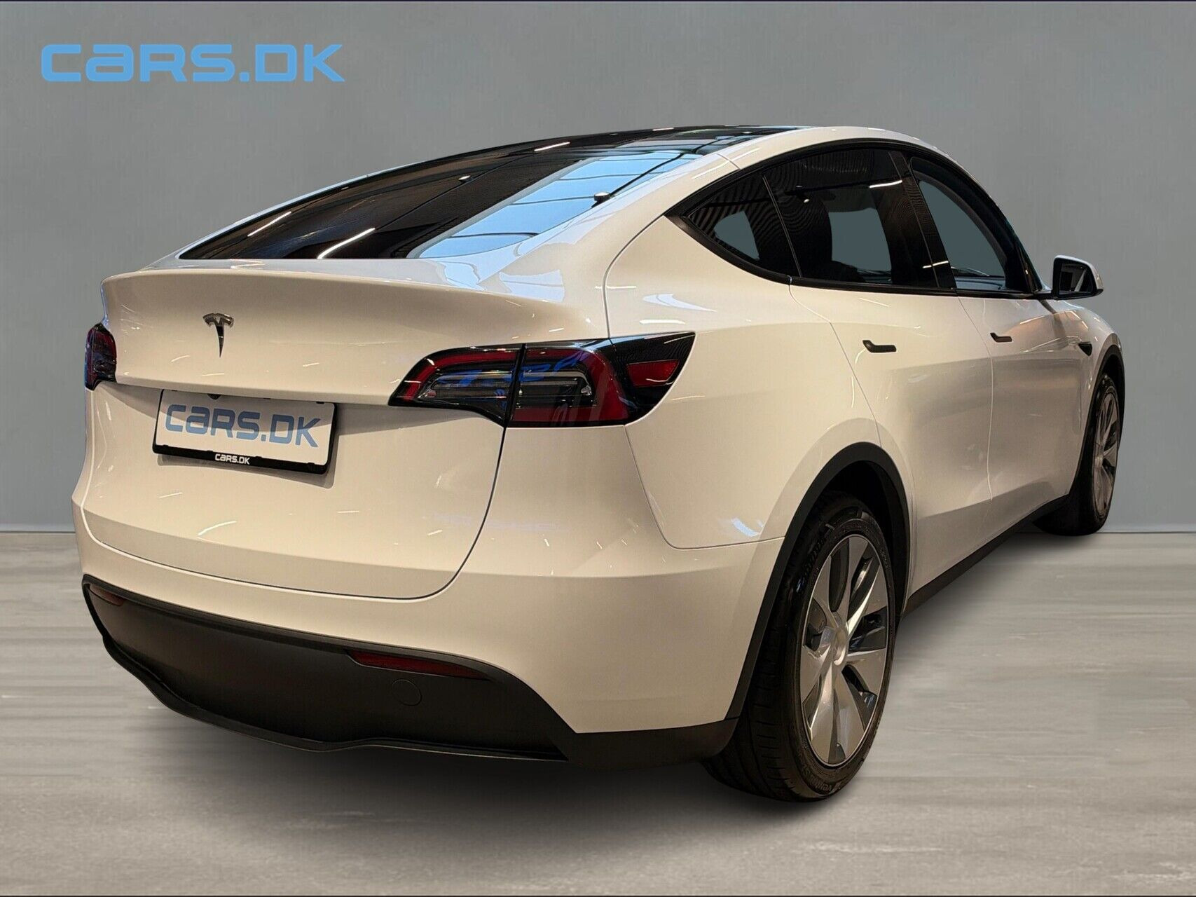 Hvid Tesla Model Y fra 2023
