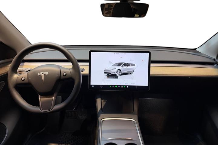 Hvid Tesla Model Y fra 2023