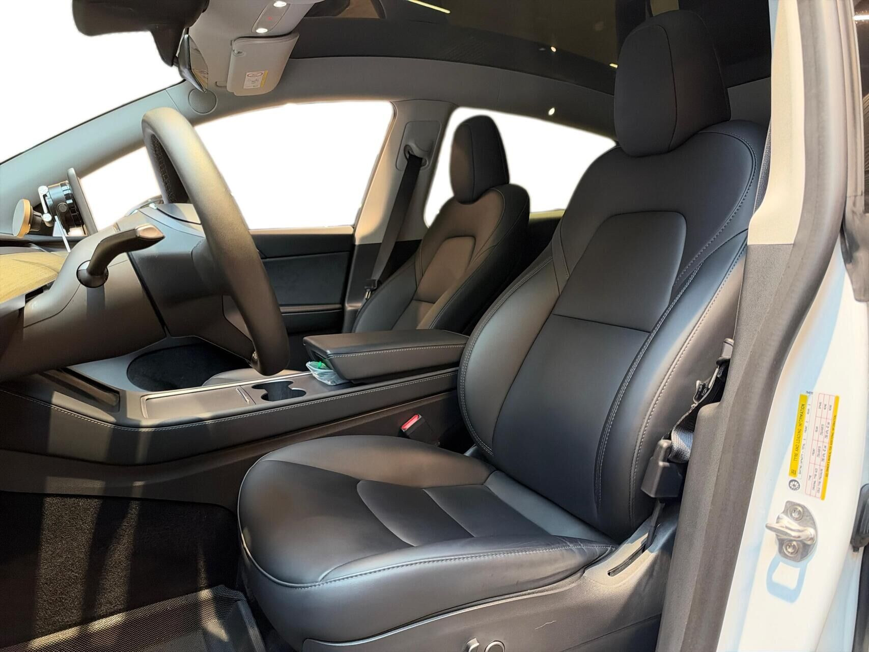 Hvid Tesla Model Y fra 2023