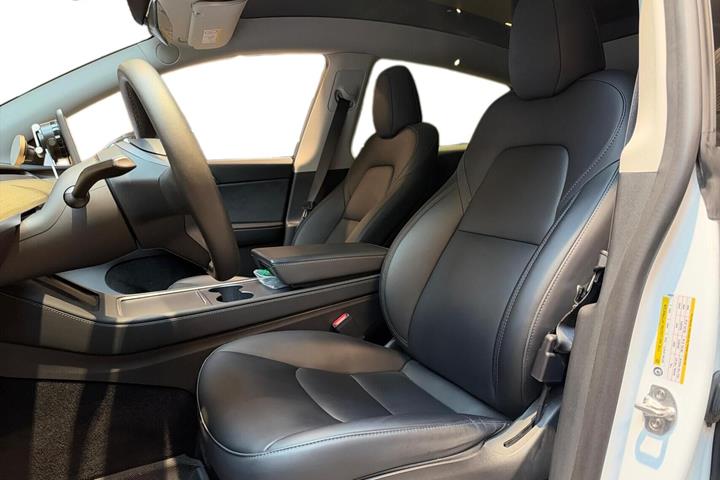 Hvid Tesla Model Y fra 2023