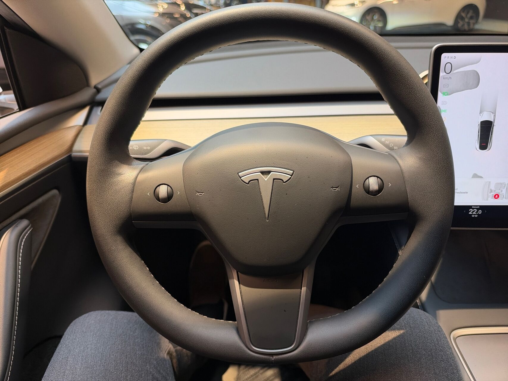 Hvid Tesla Model Y fra 2023
