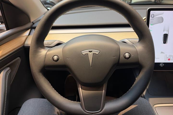 Hvid Tesla Model Y fra 2023