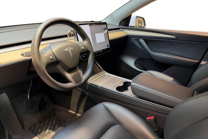 Hvid Tesla Model Y fra 2023