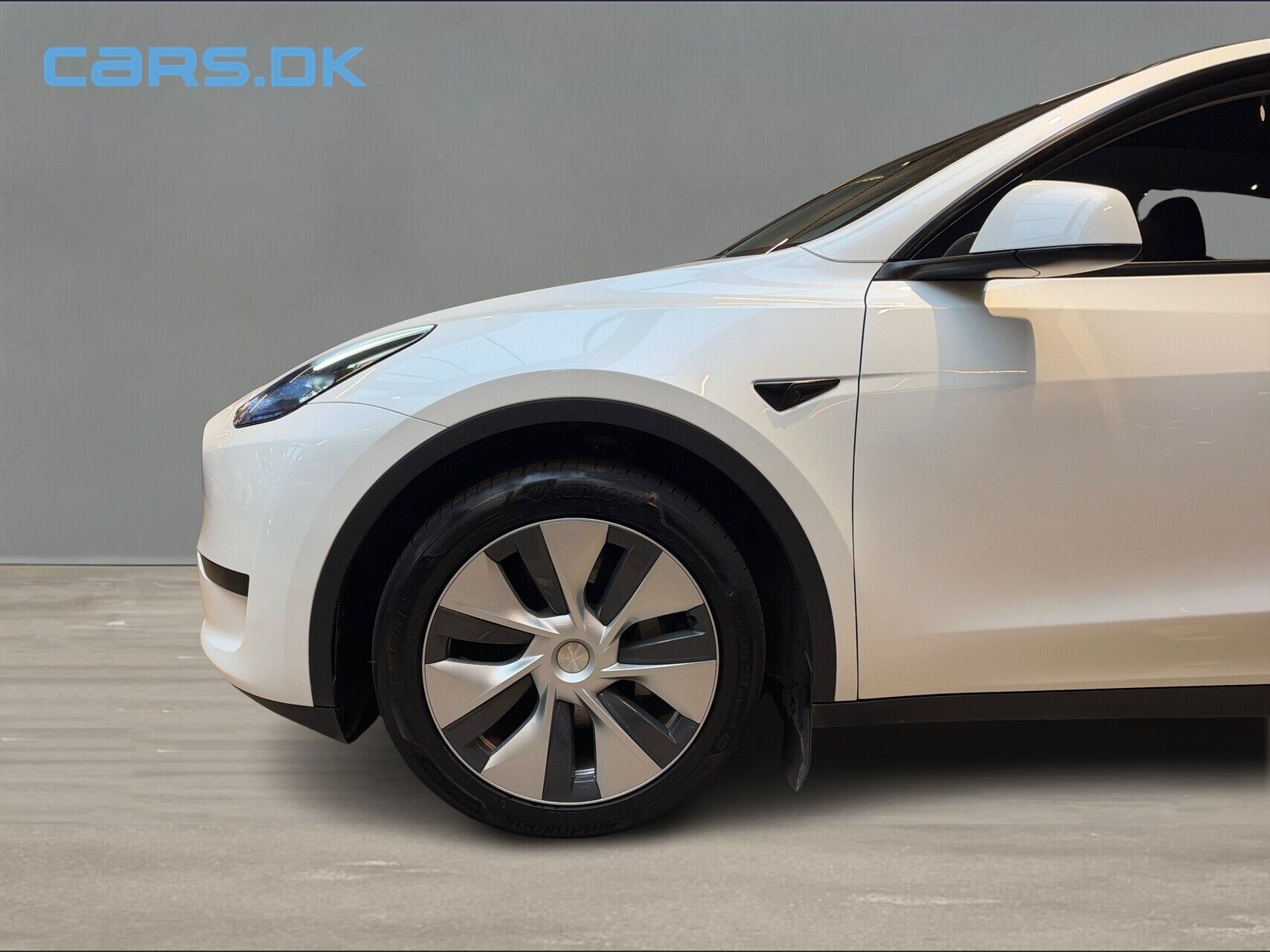 Hvid Tesla Model Y fra 2023