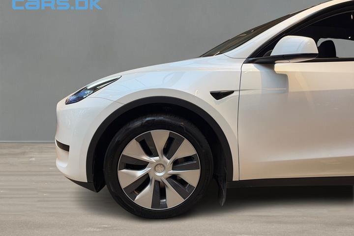Hvid Tesla Model Y fra 2023