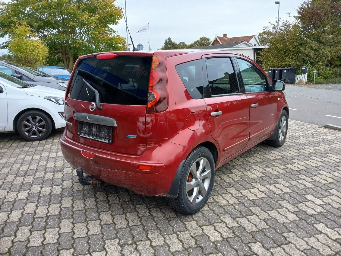 Rød Nissan Note fra 2011