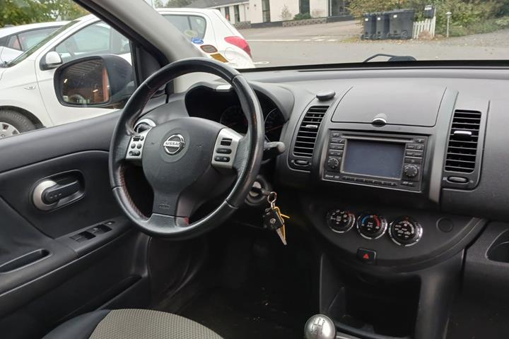 Rød Nissan Note fra 2011