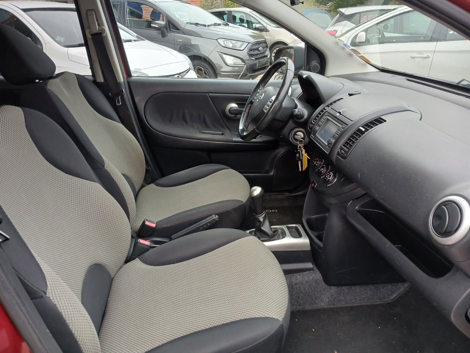 Rød Nissan Note fra 2011