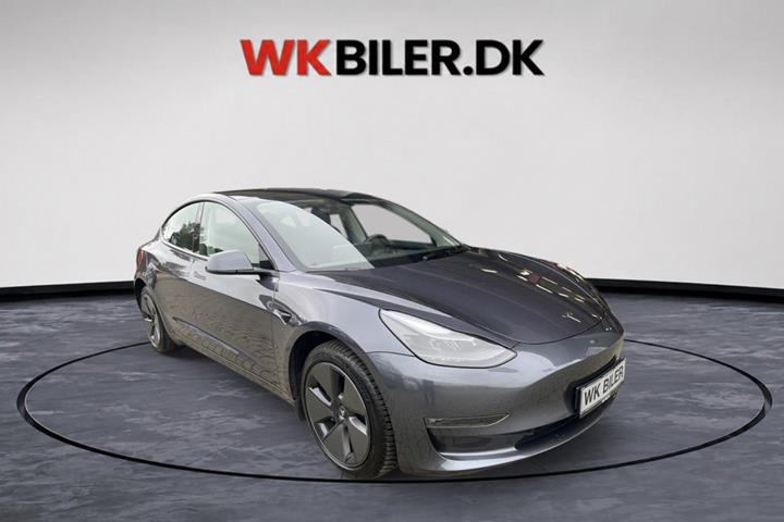 Grå Tesla Model 3 fra 2023