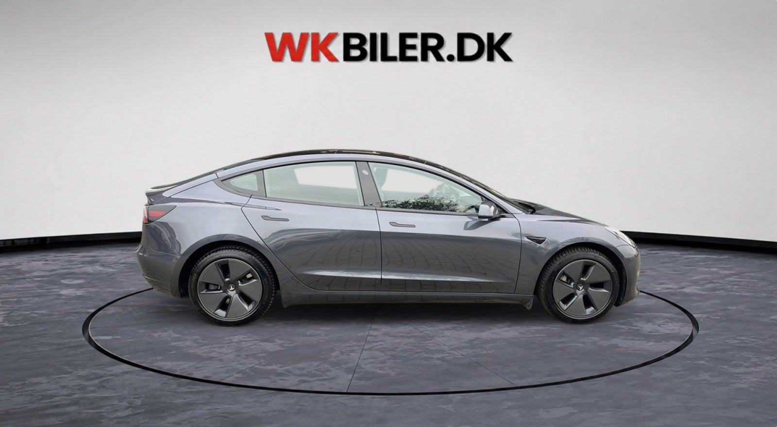 Grå Tesla Model 3 fra 2023