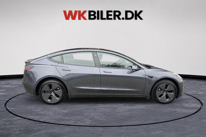 Grå Tesla Model 3 fra 2023