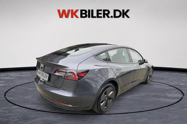 Grå Tesla Model 3 fra 2023