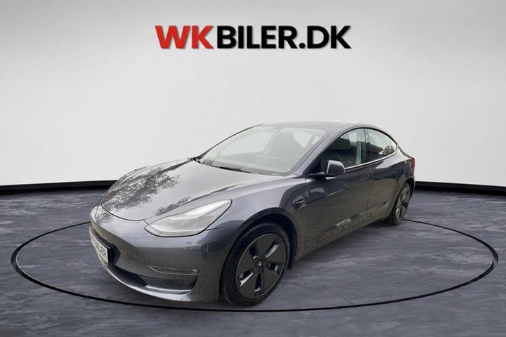 Grå Tesla Model 3 fra 2023