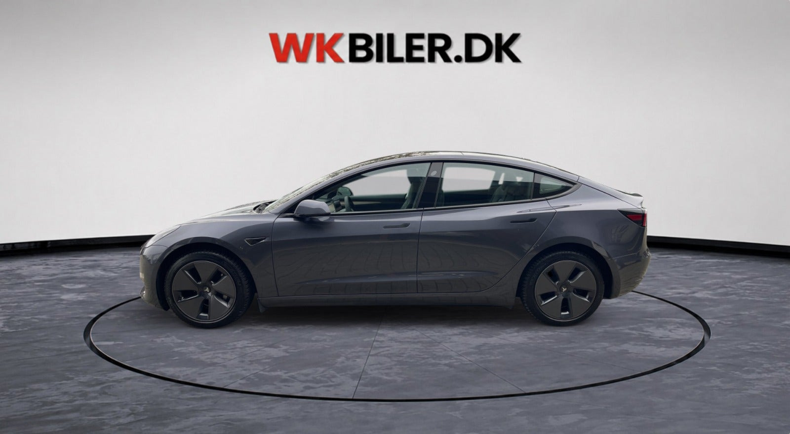 Grå Tesla Model 3 fra 2023