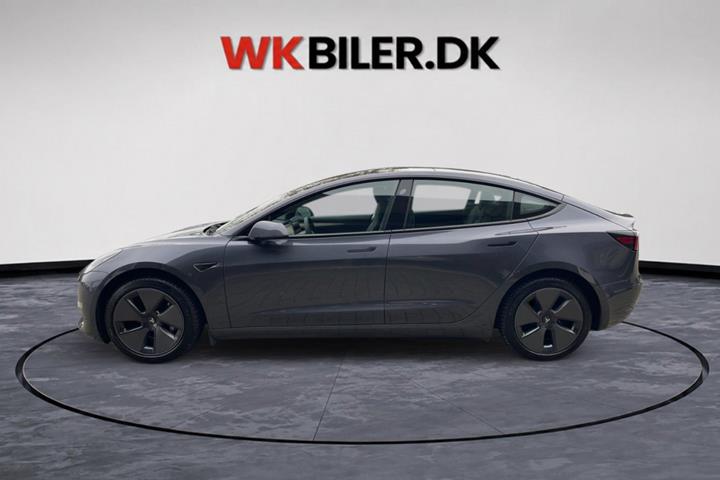 Grå Tesla Model 3 fra 2023