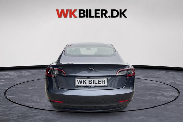 Grå Tesla Model 3 fra 2023