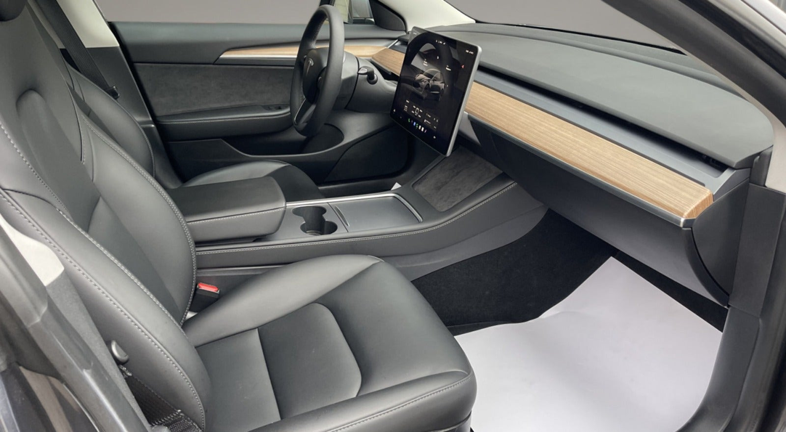 Grå Tesla Model 3 fra 2023