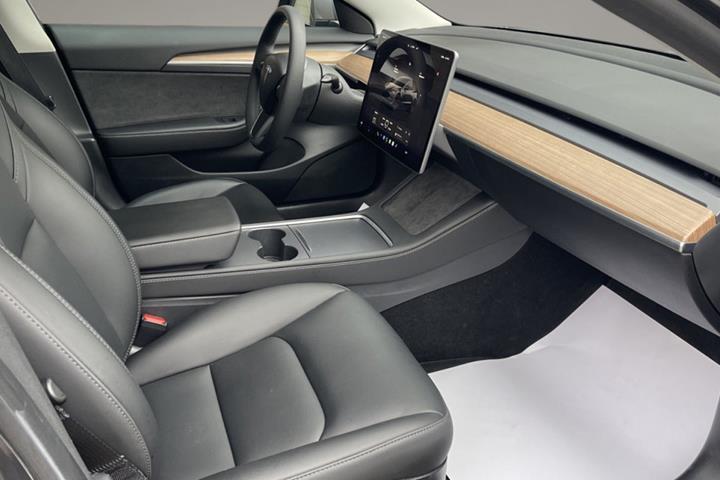 Grå Tesla Model 3 fra 2023