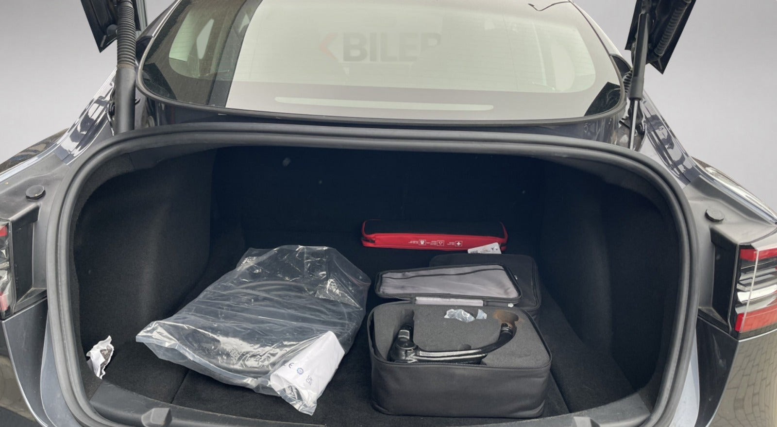Grå Tesla Model 3 fra 2023