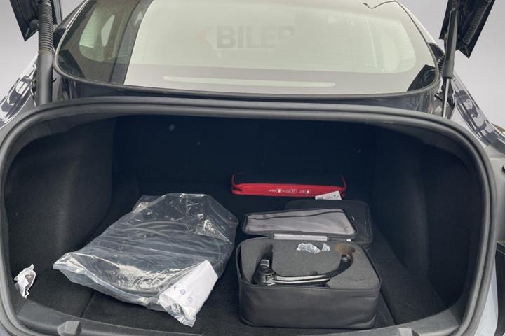 Grå Tesla Model 3 fra 2023