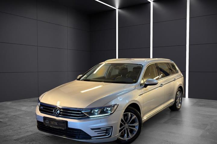 Sølv VW Passat fra 2018