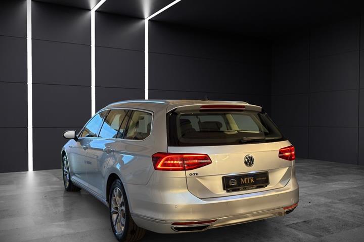 Sølv VW Passat fra 2018