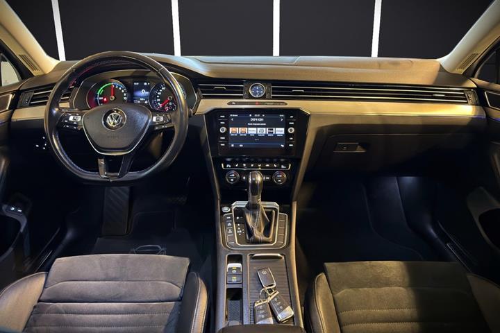 Sølv VW Passat fra 2018
