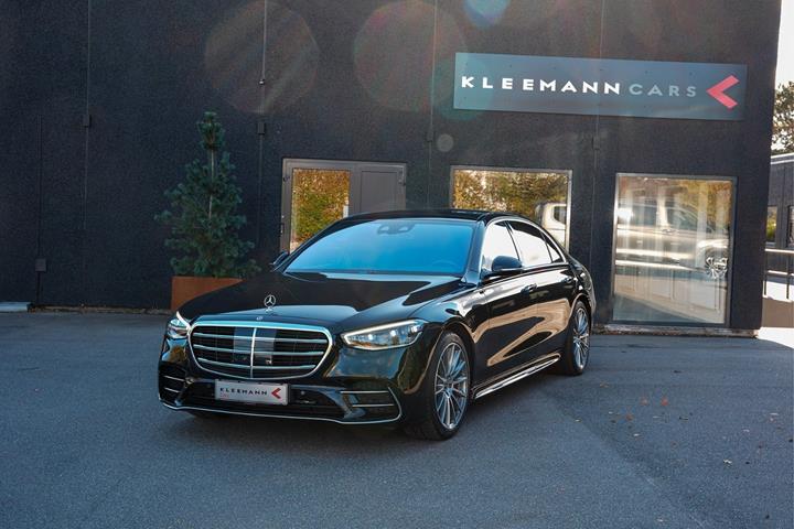 Sort Mercedes S580 e fra 2022 set udefra