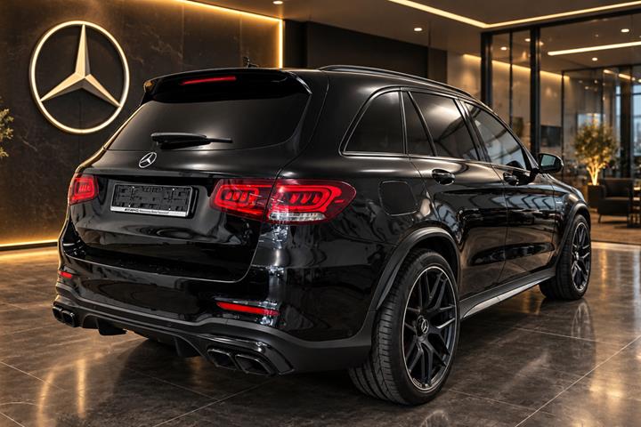 Sort Mercedes GLC63 fra 2022