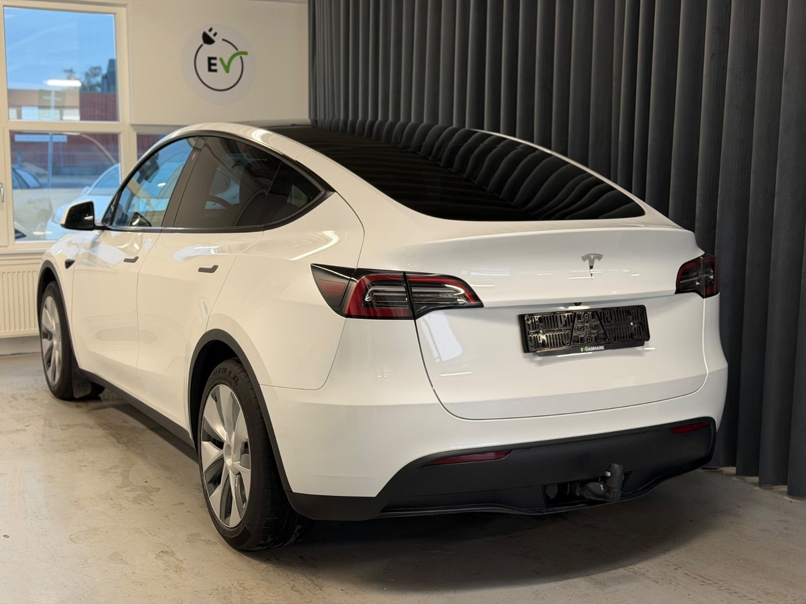 Hvid Tesla Model Y fra 2023