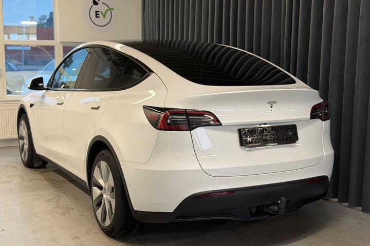 Hvid Tesla Model Y fra 2023