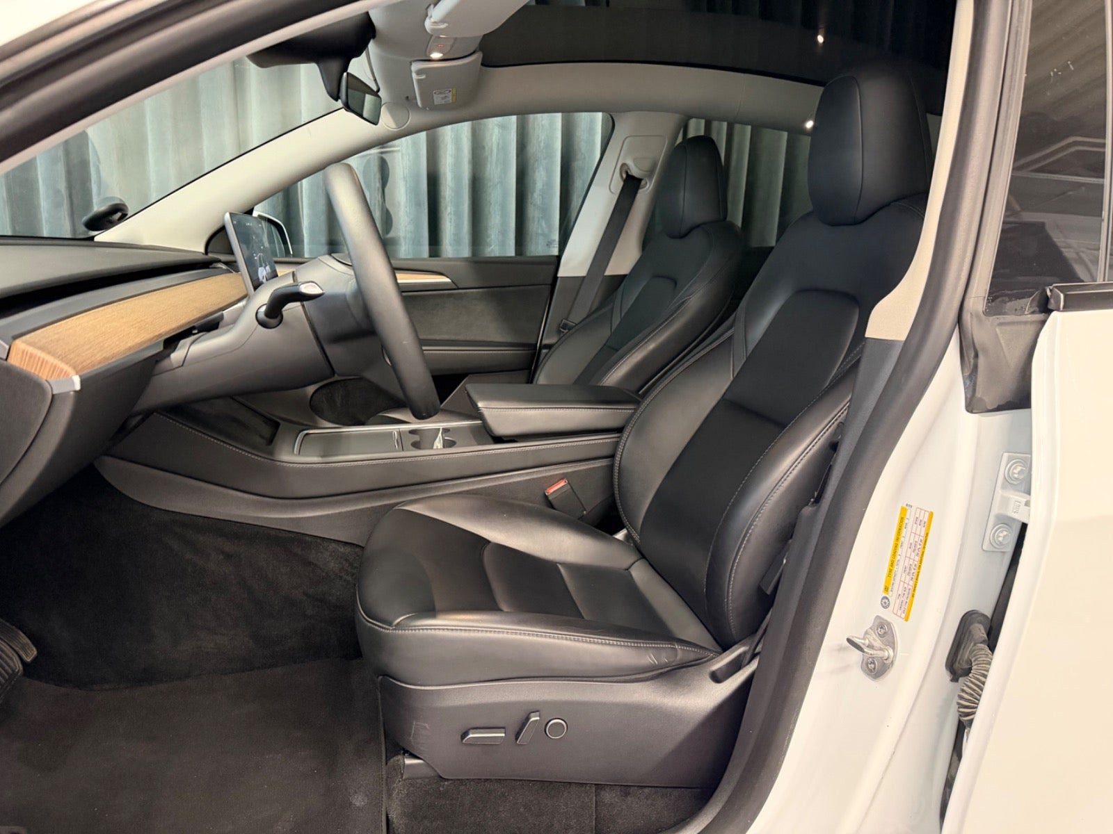 Hvid Tesla Model Y fra 2023