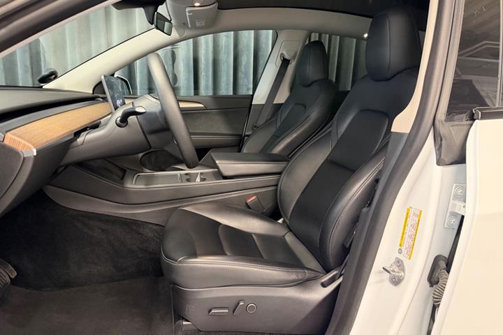 Hvid Tesla Model Y fra 2023