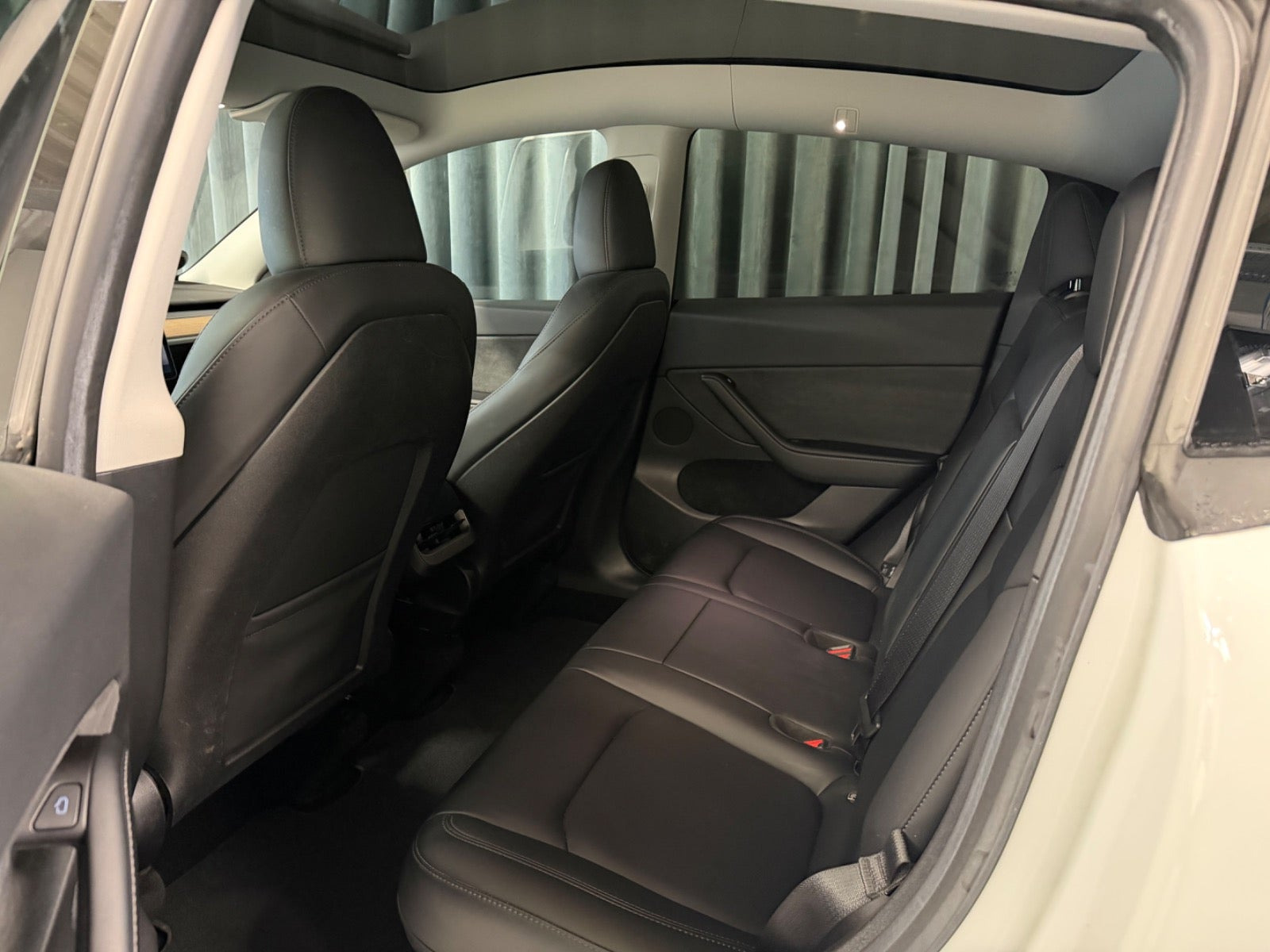 Hvid Tesla Model Y fra 2023