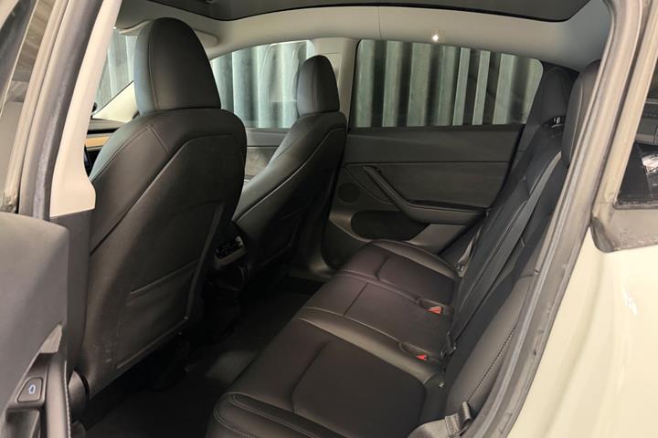 Hvid Tesla Model Y fra 2023